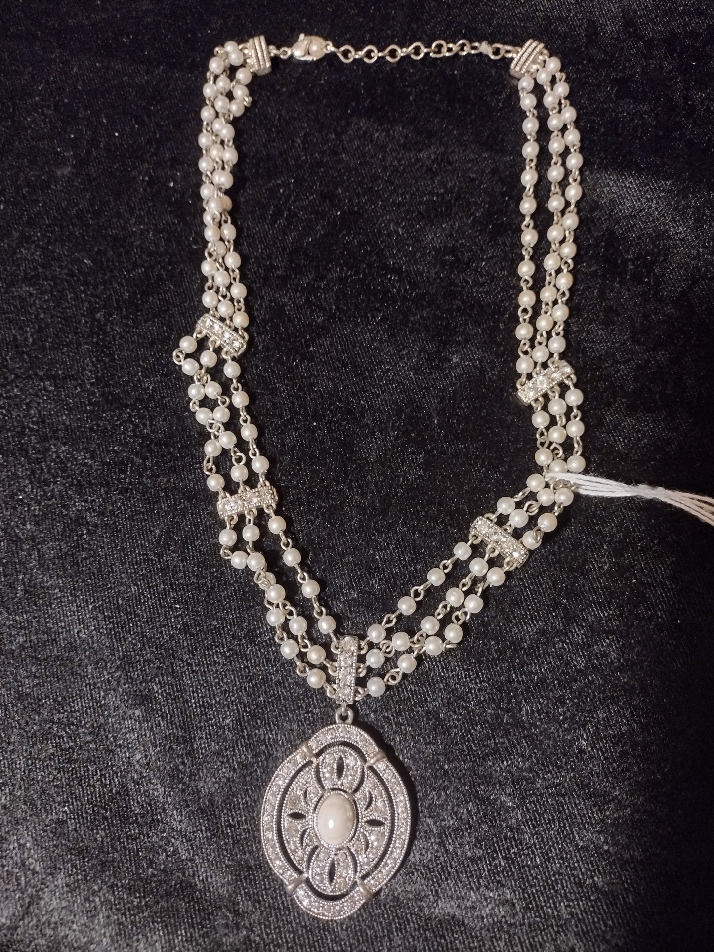 Women's pearl emblem necklace