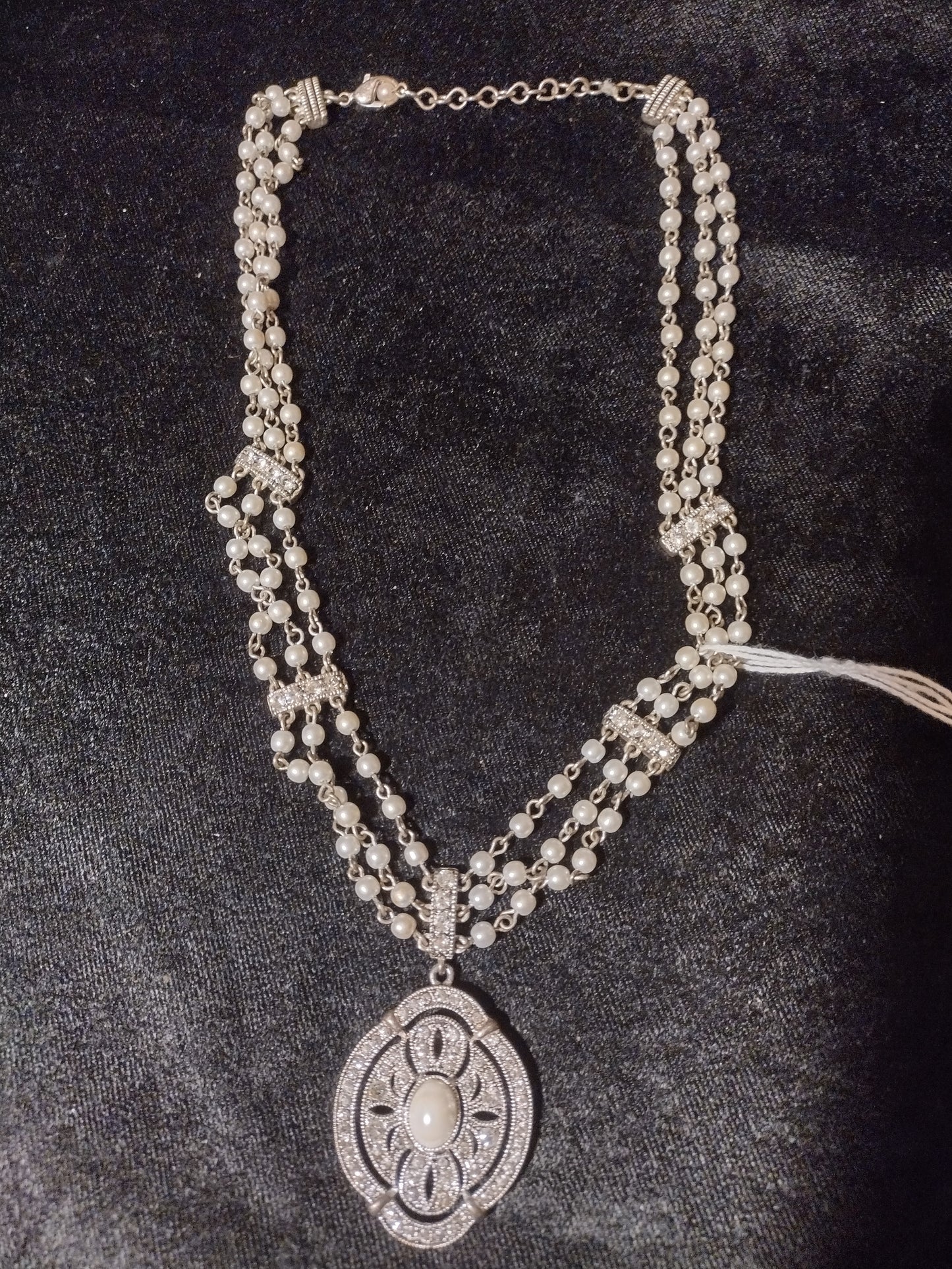 Women's pearl emblem necklace