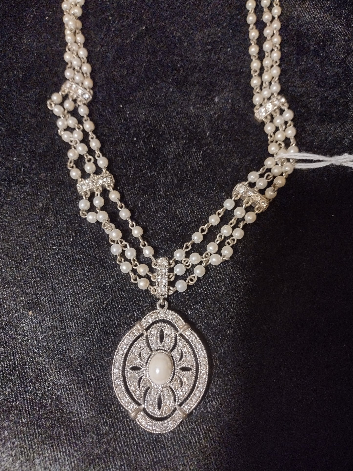 Women's pearl emblem necklace
