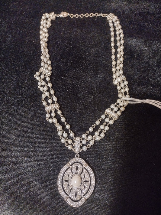 Women's pearl emblem necklace