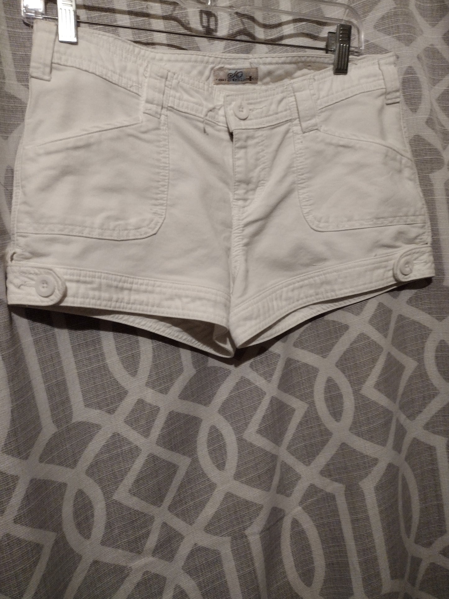 Women's white short shorts size 7