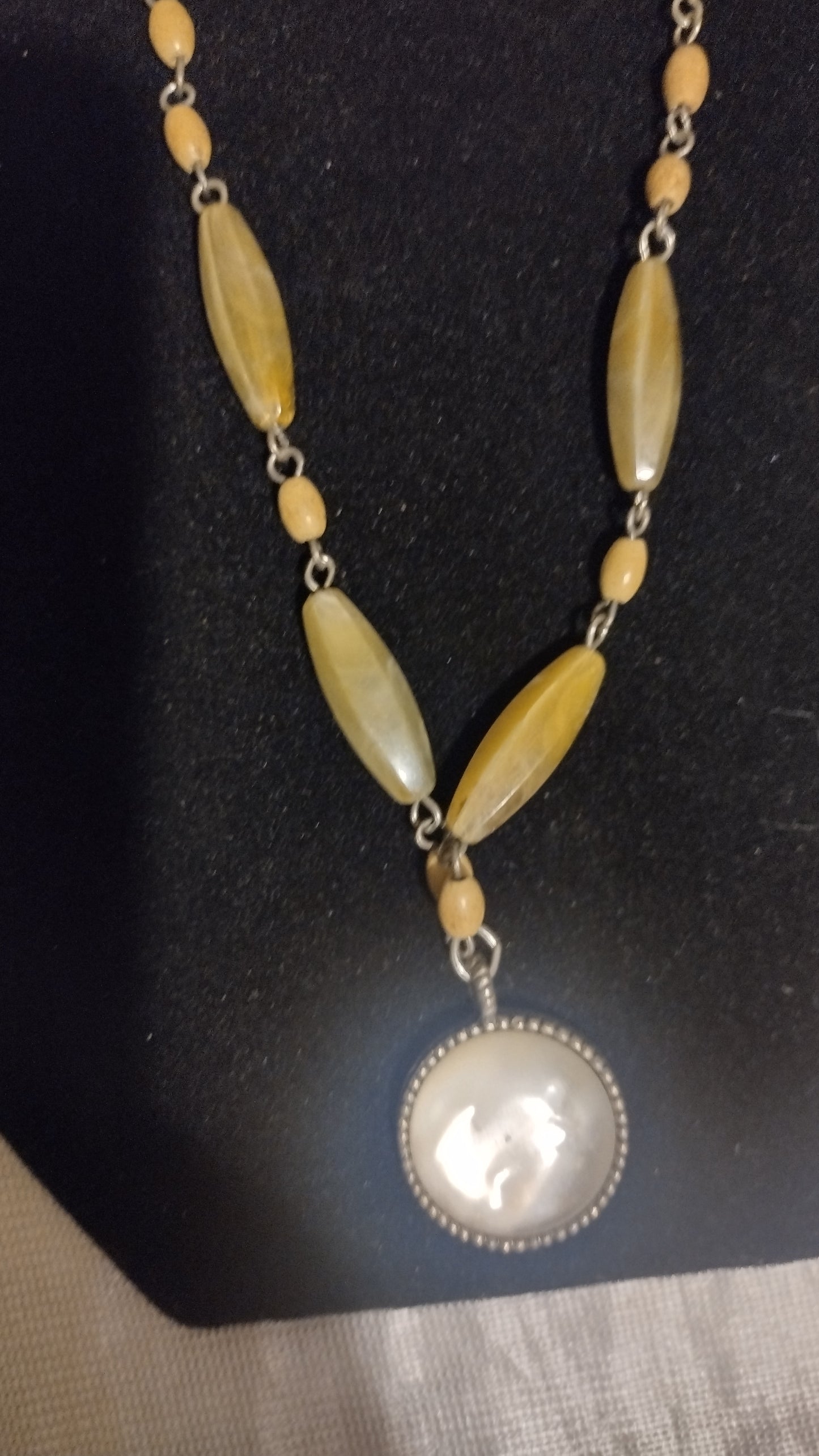 Women's beige necklace