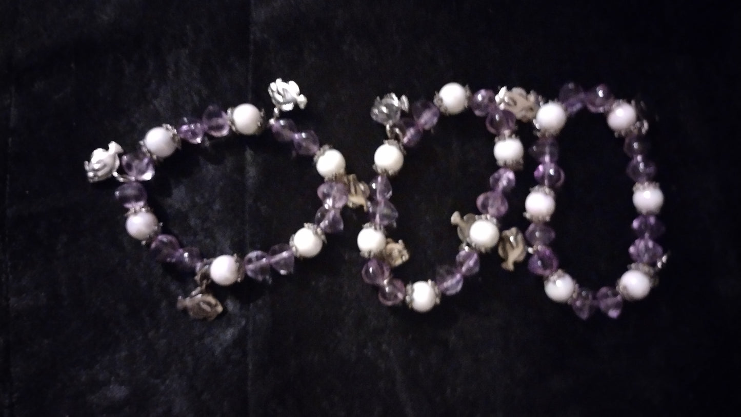 Women purple/white stretch fish emblem bracelet