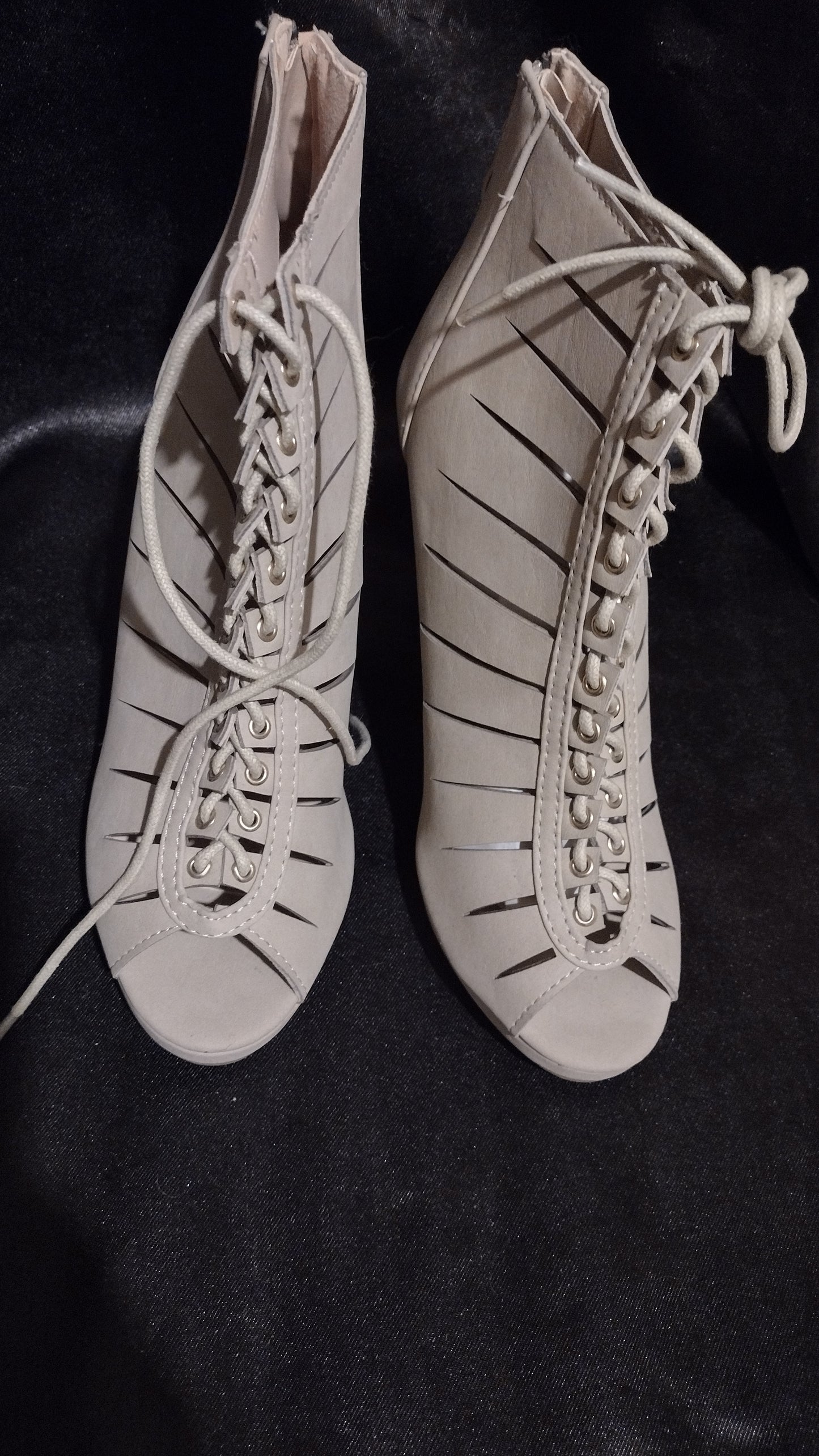 Women open toe heel shoes size 8.5