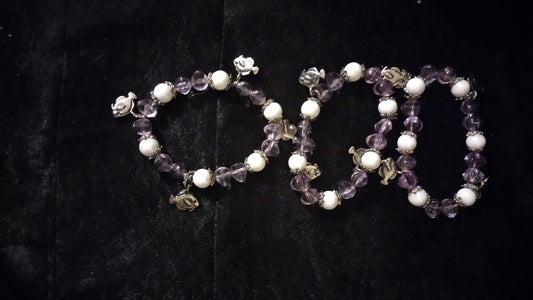 Women purple/white stretch fish emblem bracelet